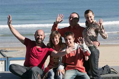 Manuel Martín Cuenca (de pie), director de  Malas temporadas,  con los actores Javier Cámara, Nathalie Poza, Eman Xor Oña y Leonor Watling (de izquierda a derecha), en San Sebastián.