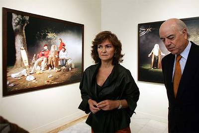 La ministra Carmen Calvo y el presidente de BBVA, Francisco González, en su recorrido por la exposición, ante fotografías de Carles Congost.