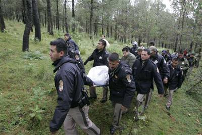 Los equipos de rescate transportan uno de los cadáveres recuperados en la zona del siniestro del helicóptero.