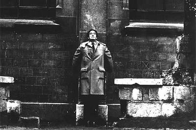 El poeta mexicano Octavio Paz, durante su época de París.