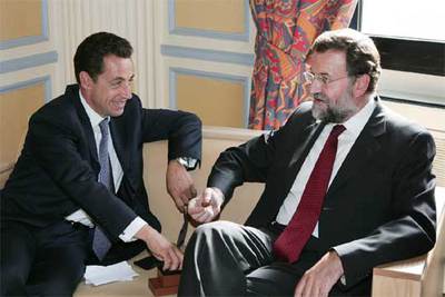El ministro del Interior francés (izquierda), Nicolas Sarkozy, conversa con Mariano Rajoy en París.