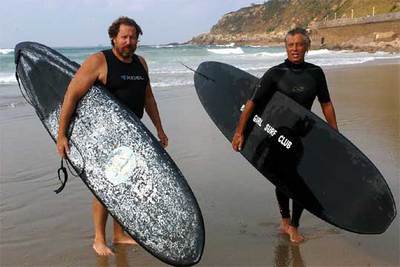 JULIAN SCHNABEL Y HERBIE FLETCHER HACEN SURF.
