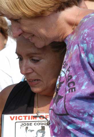 Cindy Sheehan abraza a María Isabel Permuy, ayer en Washington.