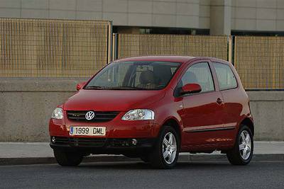 La altura de la carrocería y las suspensiones, junto a una zaga muy recortada, definen la línea del Fox, un utilitario económico fabricado en Brasil que hace más asequible adquirir un VW.