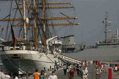 Contraste de barcos en el puerto de Valencia