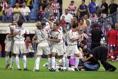 Los jugadores del Getafe celebran el gol de Pernía contra el Atlético.