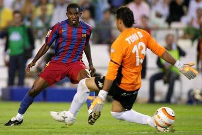 Eto'o marca ante Doblas el segundo de sus goles.