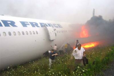 Un avión A 340 de la compañía Air France, tras salirse de la pista al aterrizar en el aeropuerto canadiense de Toronto el pasado 2 de agosto.