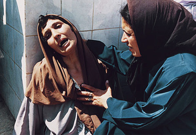 Desgarrada por el dolor, una mujer llora frente al hospital Zmirli, donde trasladaron a los muertos y heridos de la masacre en el barrio de Bentalha, en Argelia. Los terroristas argelinos asesinaron en 1997 a más de 300 civiles en 12 matanzas. Hocine, el fotógrafo, cuenta que aquel 23 de septiembre vio cómo las mujeres gritaban y 