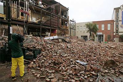Un camarógrafo filma el paisaje de destrucción que dejó el Rita a su paso ayer por las calles de Gavelston (Tejas).