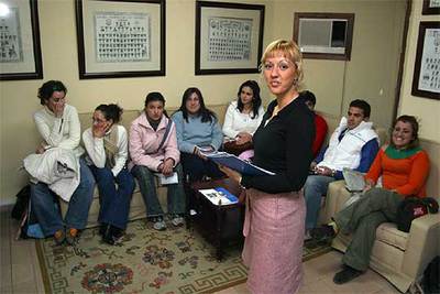 Una representante de la embajada británica reparte información a varias enfermeras.