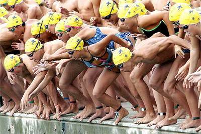 620 nadadores en la travesía del puerto de Barcelona