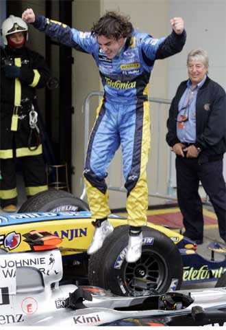 Fernando Alonso salta de alegría tras coronarse campeón mundial.