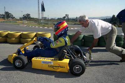 El padre de Alonso, José Luis, empuja el  kart  de su hijo en una pista de Oviedo.