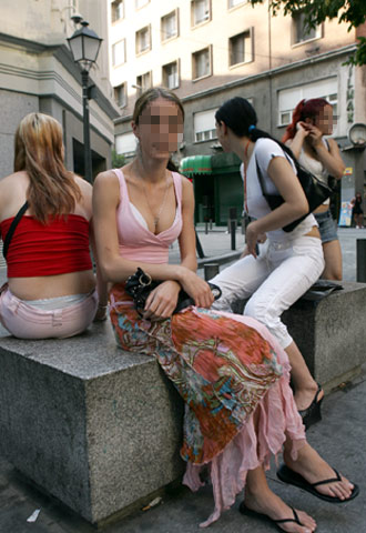 Un grupo de meretrices, en la calle del Desengaño de Madrid.