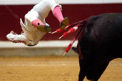 Miguel Abellán es alcanzado por el toro en la plaza de La Ribera.