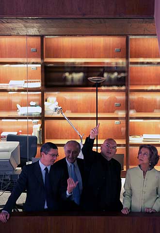 La Reina atiende las explicaciones de Jean Nouvel en la biblioteca del Reina Sofía, en presencia de Alberto Ruiz-Gallardón y del presidente del patronato, Juan Manuel Urgoiti.