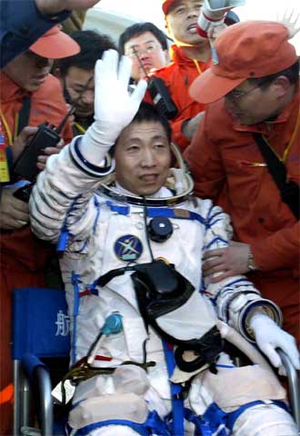Yang Liwei, tras el aterrizaje de la cápsula  Shenzhou  en 2003.