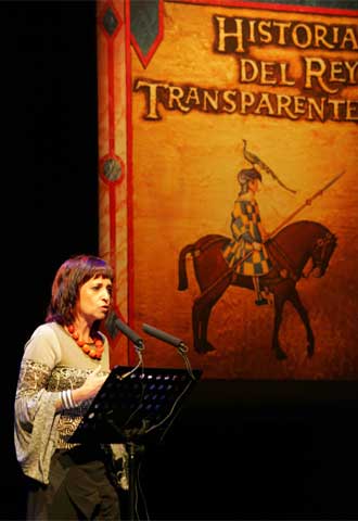 Rosa Montero, en la presentación de su novela  Historia del Rey Transparente,  ayer en el Teatro Español, en Madrid.