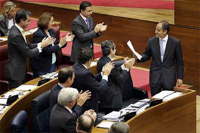 Los diputados populares aplauden a Francisco Camps tras su discurso.