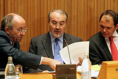 Pedro Solbes, flanqueado por Miguel Ángel Fernández Ordóñez, a su derecha, y David Vegara.