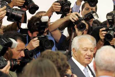 El ex presidente de Portugal Mário Soares, en agosto, tras anunciar su candidatura a las presidenciales de 2006.