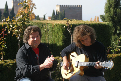 Enrique Morente (a la izquierda) y Pat Metheny, durante el rodaje del documental  Morente sueña la Alhambra  en el patio del Generalife.