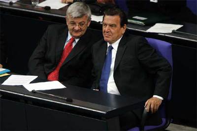 Schröder (derecha), junto a su ministro de Exteriores (Fischer), en un debate en el Bundestag ayer en Berlín.