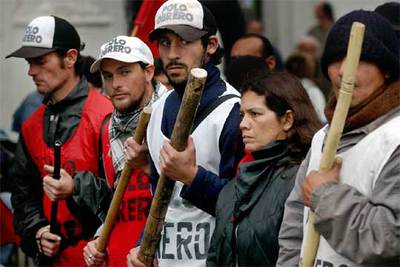  Piqueteros  desocupados, en una marcha hacia el Congreso el pasado 22 de julio en Buenos Aires.