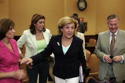 Carmen Caffarel, a la derecha, a su llegada a la comisión de control de RTVE ayer en el Congreso.