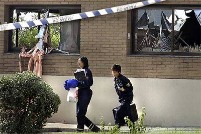 Dos agentes revisan los daños causados por la explosión registrada ayer en el puerto de Valencia.