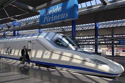 Un tren S 102, fabricado por Talgo y Bombardier, en el andén de la estación de Lleida.