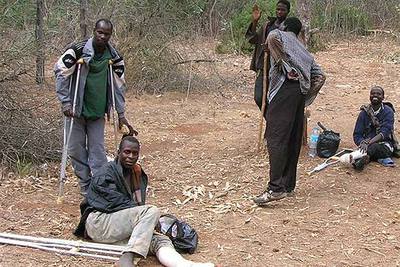 Inmigrantes que han sufrido fracturas al intentar saltar la valla melillense.