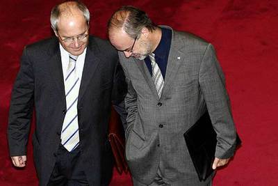 El primer secretario del PSC, José Montilla, con el consejero de Economía del tripartito, Antoni Castells.