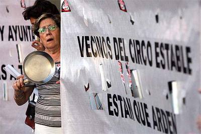 Los vecinos del circo estable salen a la calle.