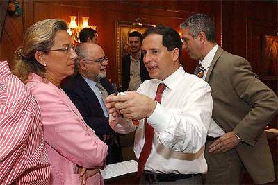 Carlos Fernández conversa con la edil popular Kika Caracuel durante el descanso del pleno.