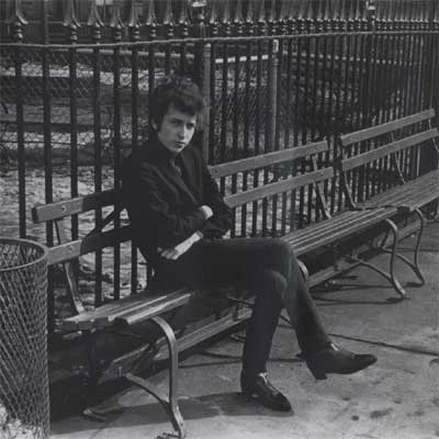 Dylan, en el Sheridan Square Park, en enero de 1965. Foto incluida en el libro 'Bob Dylan: El álbum: 1955-1966'.