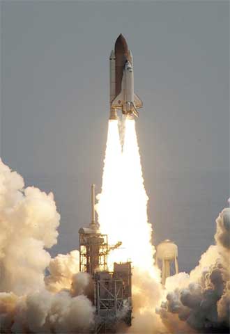 El transbordador Discovery despega del Centro Espacial Kennedy.