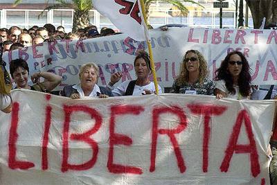 Familiares de los marineros corsos en huelga se manifiestan en Bastia contra la privatización de una naviera.