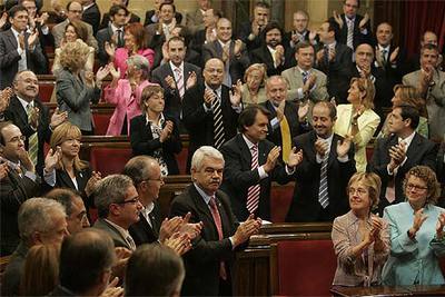 Pasqual Maragall y los representantes políticos catalanes celebran la aprobación del nuevo Estatuto en el Parlamento de Barcelona.