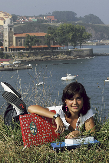 Beatriz comienza una nueva vida. Estrena mayoría de edad. Empieza Matemáticas en la Universidad de Oviedo. Sale por primera vez de su casa en Luanco, Asturias (en la imagen). Vivirá en un colegio mayor: 