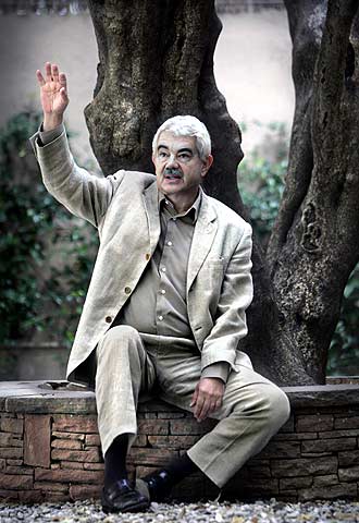 Pasqual Maragall, ayer bajo el árbol del jardín de su abuelo.