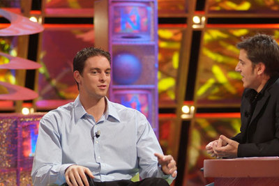 Manel Fuentes charla con Pau Gasol en una imagen de  La noche... con Fuentes y Cía. 