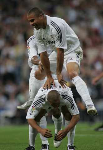 Ronaldo salta por encima de Roberto Carlos tras un gol de éste.