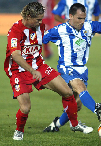 Fernando Torres disputa el balón con el defensa del Málaga Gerardo.