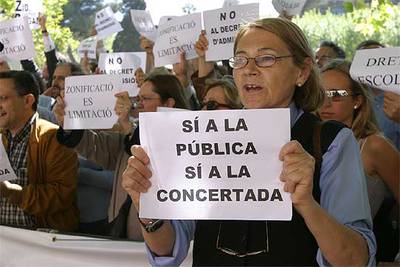 Protesta de padres de alumnos de escuelas concertadas frente al Parlamento de Cataluña, el pasado abril.