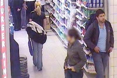 Hasib Hussain (derecha) a las nueve de la mañana del 7 de julio en la estación de King's Cross de Londres.