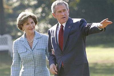 George W. Bush y su esposa, Laura, llegan ayer a la Casa Blanca tras un fin de semana en Camp David.