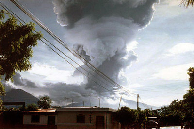 Dos muertos por la erupción de un volcán en El Salvador