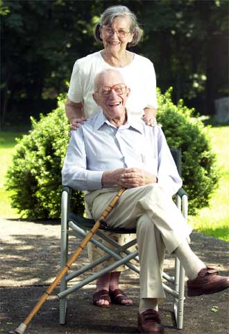 Leo Sternbach, junto a su esposa, Herta.
